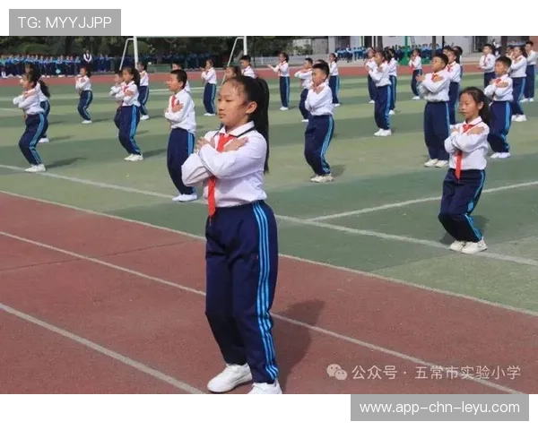 体操队进行整套动作演练，节奏把控良好